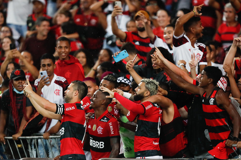 Flamengo vence Ceará e adia título brasileiro do Atlético-MG
