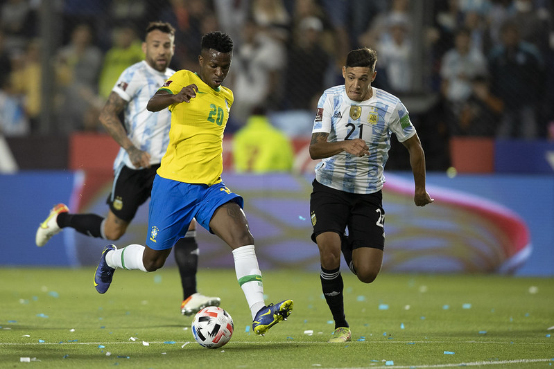 Brasil empata com Argentina em clássico violento pelas Eliminatórias