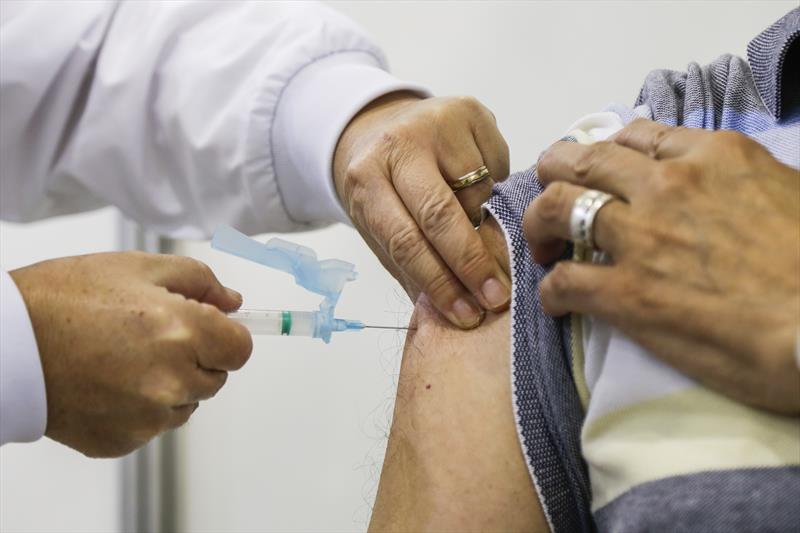 Curitiba aplica reforço da vacina contra Covid-19 em idosos de 67 anos nesta terça
