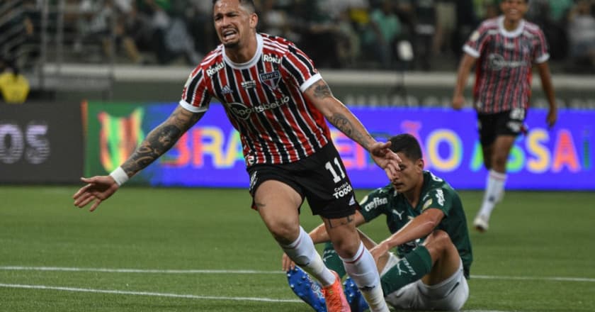 São Paulo vence Palmeiras e ganha fôlego na luta contra o rebaixamento
