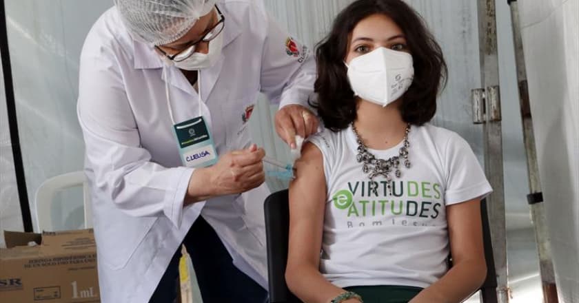 Curitiba terá vacinação contra Covid-19 para adolescentes neste sábado (26)