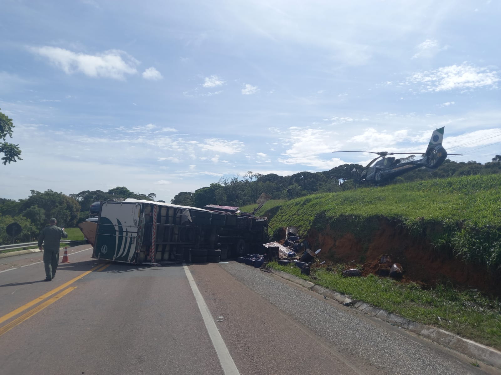 Caminhão de suco capota e interdita BR-116, em Quitandinha; motorista ferida