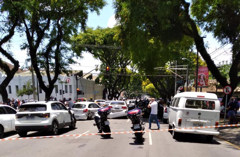 Suspeito de roubar carro tenta fugir e promove “strike” em Curitiba