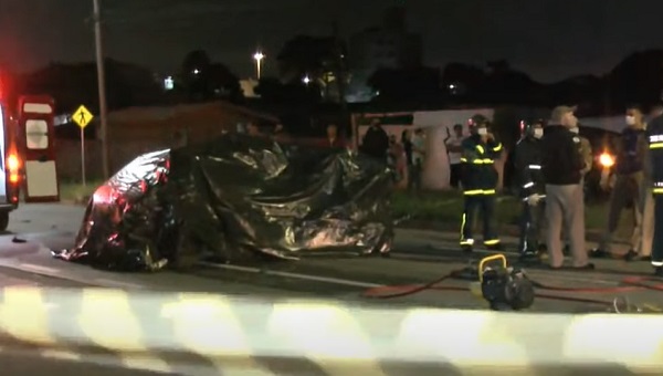 Carro é arremessado após batida em cruzamento de Curitiba; motorista não resistiu