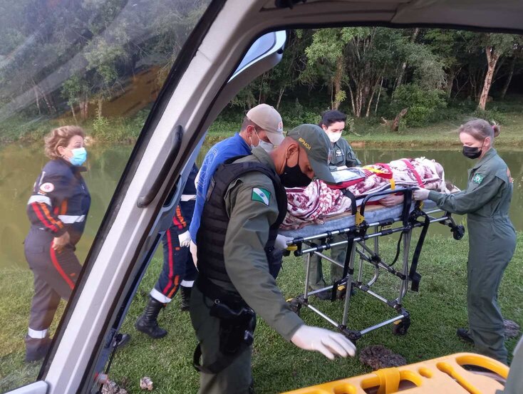 Mulher cai do cavalo, sofre traumatismo, e é levada de helicóptero para hospital