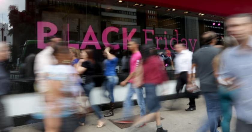 32% vão comprar na Black Friday mesmo que isso gere dívida, diz pesquisa