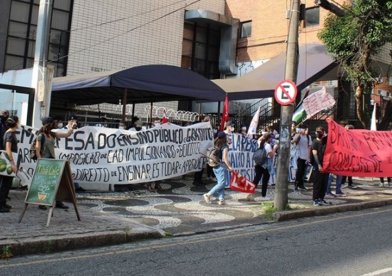 Estudantes ocupam restaurante da UFPR, em Curitiba