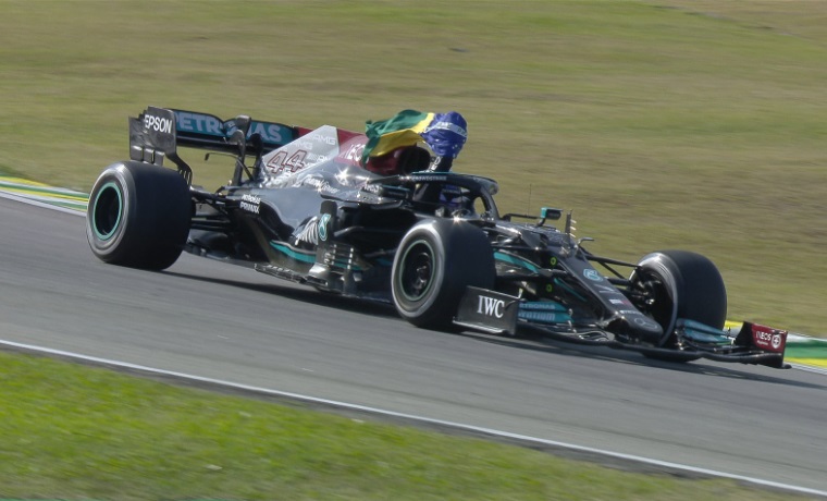 F1: Hamilton vence GP do Brasil histórico, levanta a torcida e segue na briga pelo título