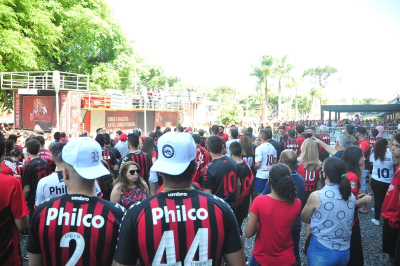 Athletico faz festa com a torcida em Curitiba após bi da Sul-Americana; veja fotos e vídeos