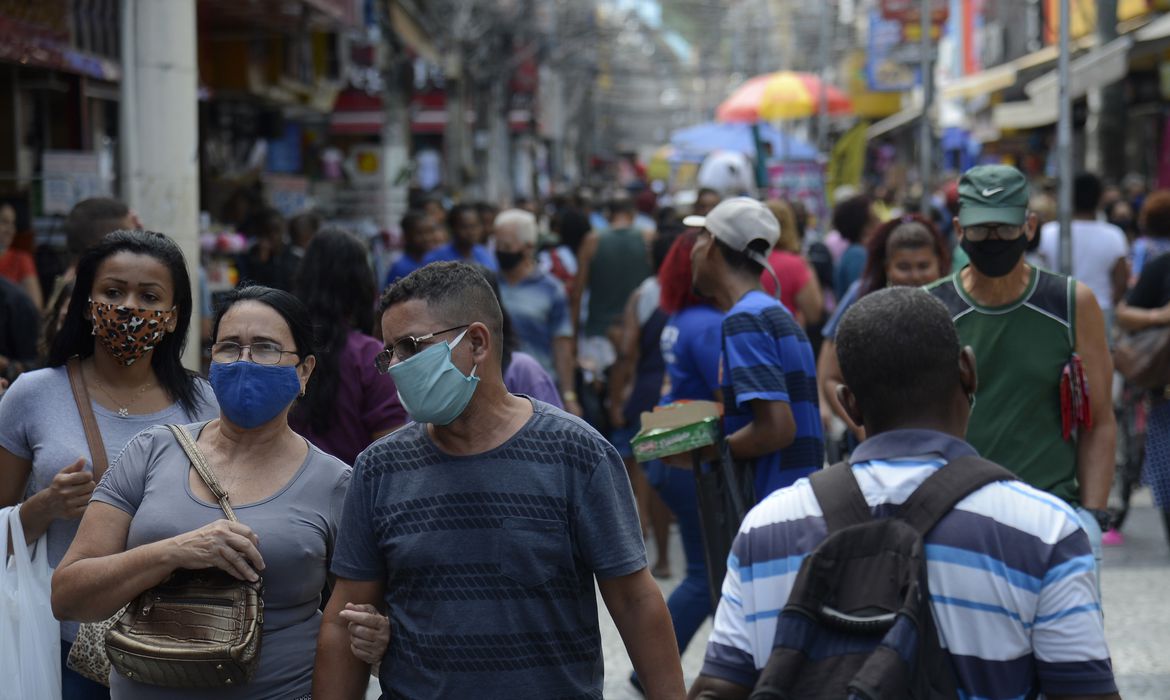 Pesquisa da Pfizer aponta que 86% dos brasileiros têm medo de uma nova onda de covid