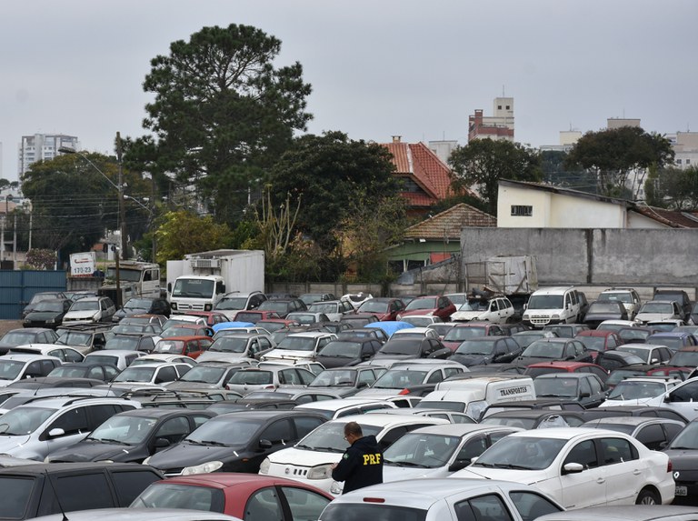 PRF faz leilão de 356 veículos apreendidos na Região Metropolitana de Curitiba