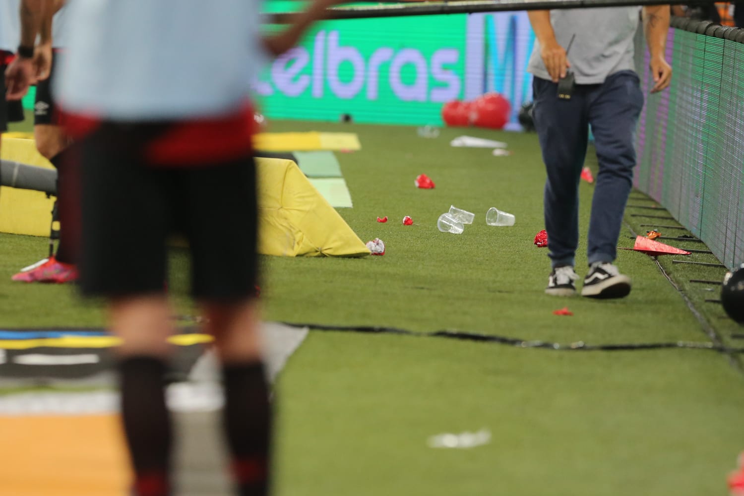 Árbitro relata objetos jogados no gramado pela torcida do Athletico na final da Copa do Brasil