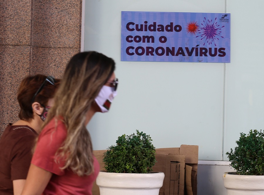 Movimentacao de pessoas usando mascaras para prevencao do Coronavirus no centro de Curitiba nesta segunda-feira(18). Curitiba - 18/05/2020 - Foto: Geraldo Bubniak/AEN