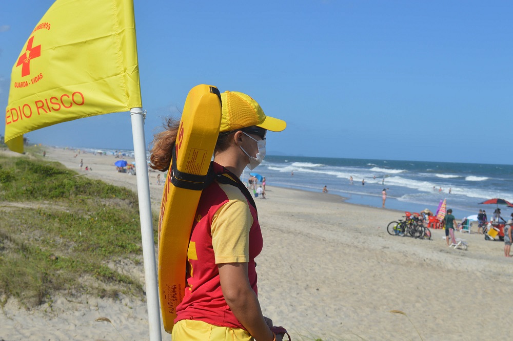 Corpo de Bombeiros fazem 126 salvamentos em oito dias de trabalho nas praias da Costa Leste do Paraná - Curitiba, 27/12/2021 - Foto: Corpo de Bmbeiros do Paraná