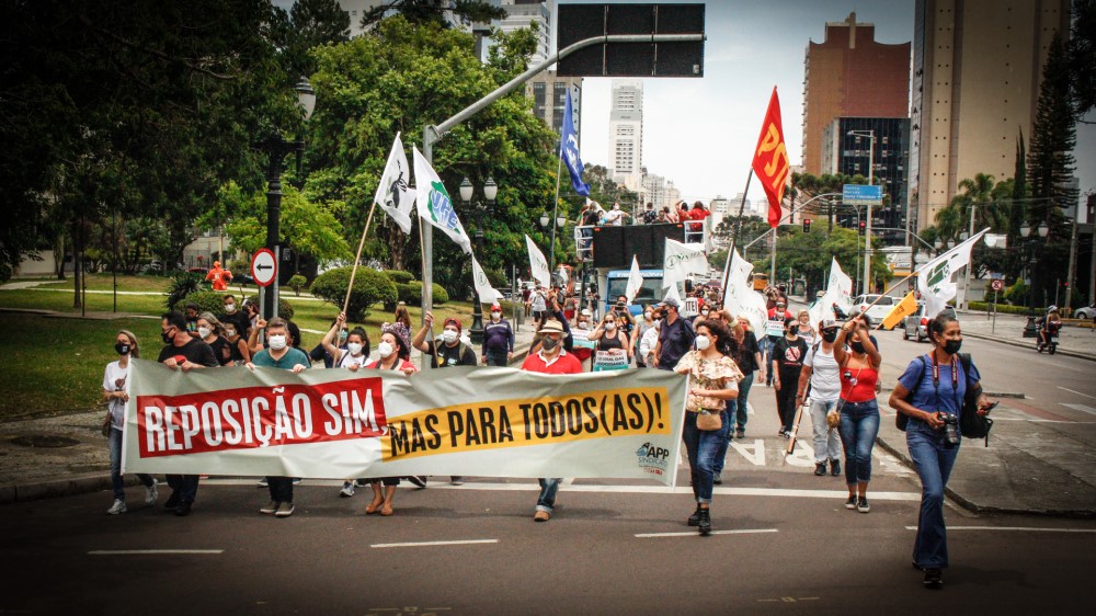 Professores do Paraná entram em greve por reajuste de salários