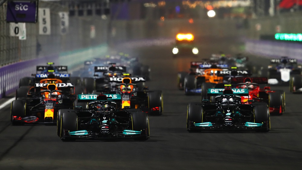 F1: Em corrida polêmica, Hamilton vence na Arábia e empata com Verstappen na liderança