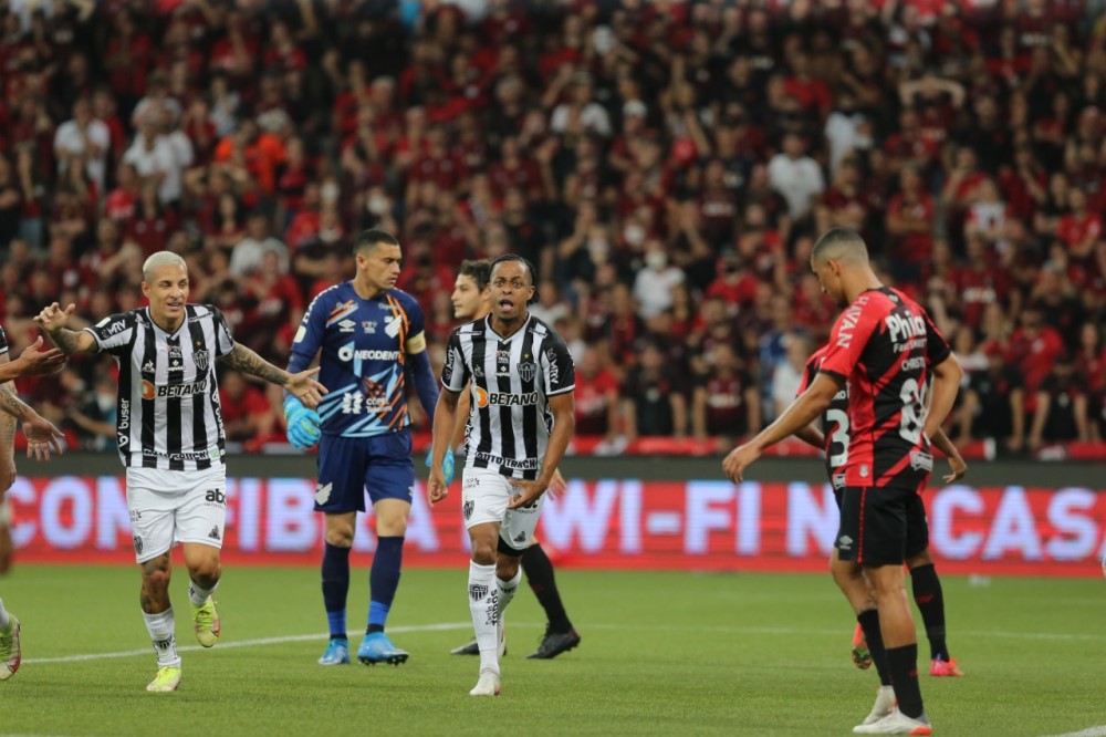 Com muita polêmica, Athletico perde novamente para o Atlético-MG e fica sem o título da Copa do Brasil