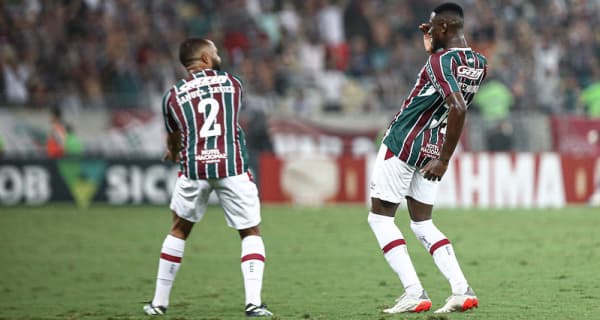 Fluminense vence Chapecoense e fica com vaga na fase de grupos da Libertadores