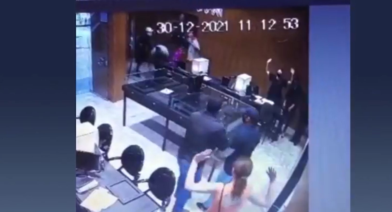 Quatro suspeitos assaltam joalheria em shopping de Maringá