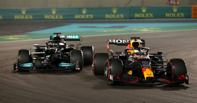 Mercedes entra com dois protestos e tenta tirar título de Max Verstappen
