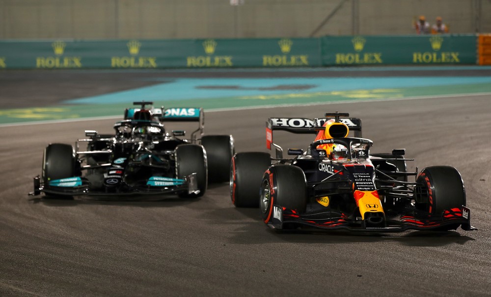 Mercedes entra com dois protestos e tenta tirar título de Max Verstappen