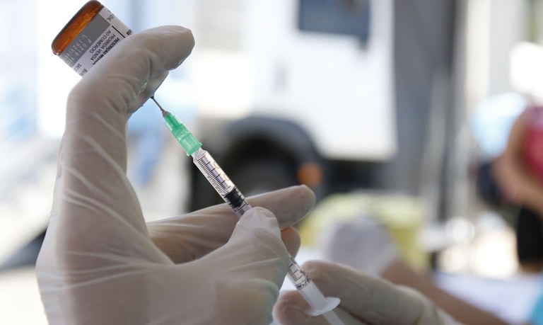 Especialistas afirmam que não há risco de fazer as vacinas da Covid e da Gripe simultaneamente