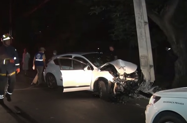 Acidente em Curitiba: motorista bate carro contra poste e passageira fica gravemente ferida