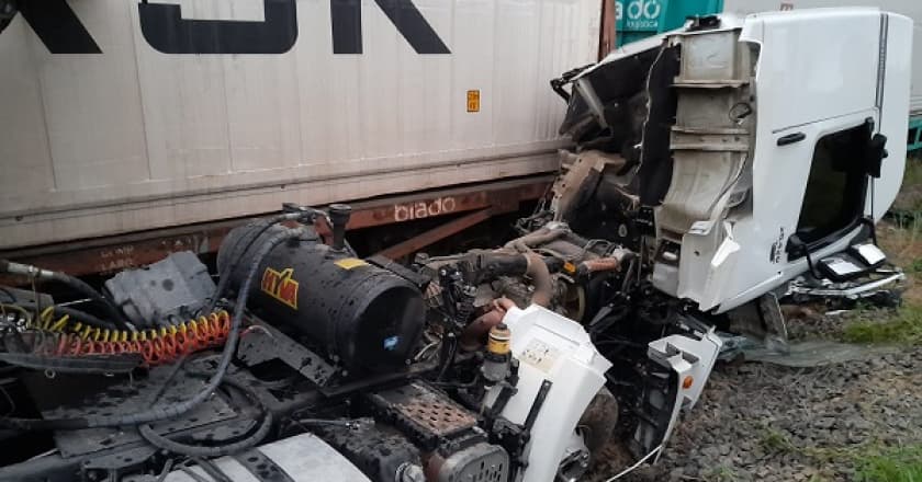 Acidente entre caminhão e trem deixa uma pessoa ferida na BR-153, em Irati