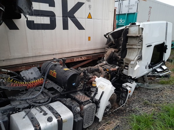 Acidente entre caminhão e trem deixa uma pessoa ferida na BR-153, em Irati