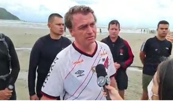 Bolsonaro vai à praia em SP e ouve Lula 2022 durante entrevista