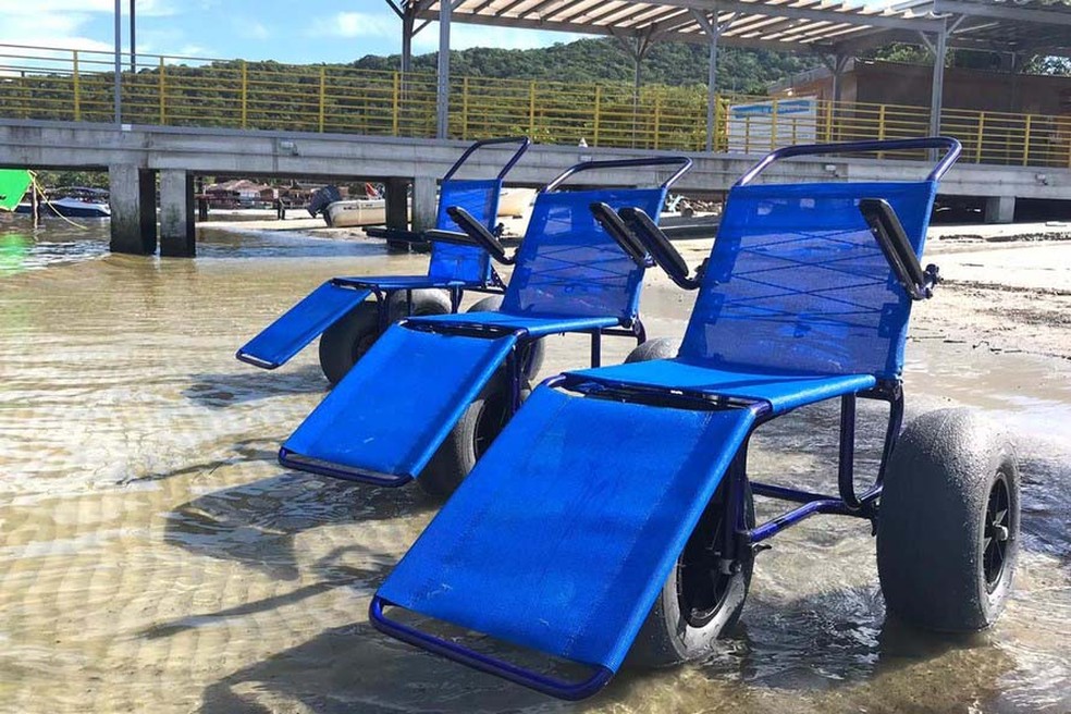 Cadeiras anfíbias são disponibilizadas gratuitamente na Ilha no Mel