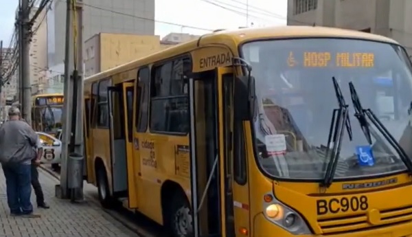 Durante assalto, homem atira em ônibus do transporte coletivo de Curitiba