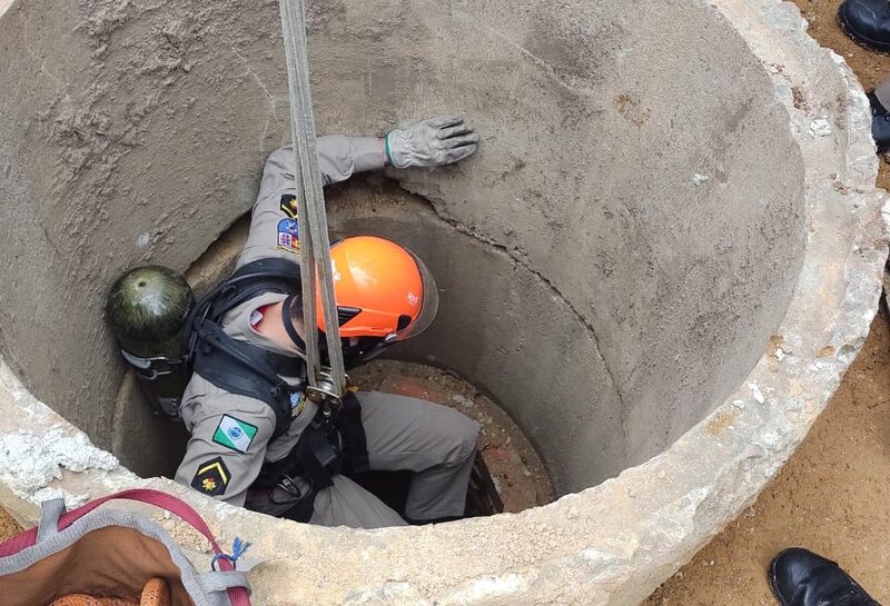 Homem passa mal durante manutenção e morre dentro de poço, na Grande Curitiba