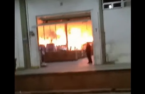 Incêndio destrói galpão de transportadora em Pinhais, na Grande Curitiba