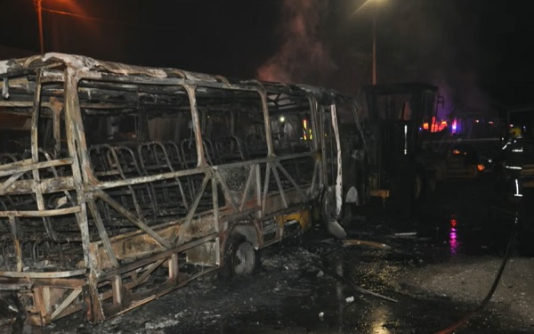 Mais de 10 veículos da Prefeitura de Campo Magro ficam destruídos em incêndio