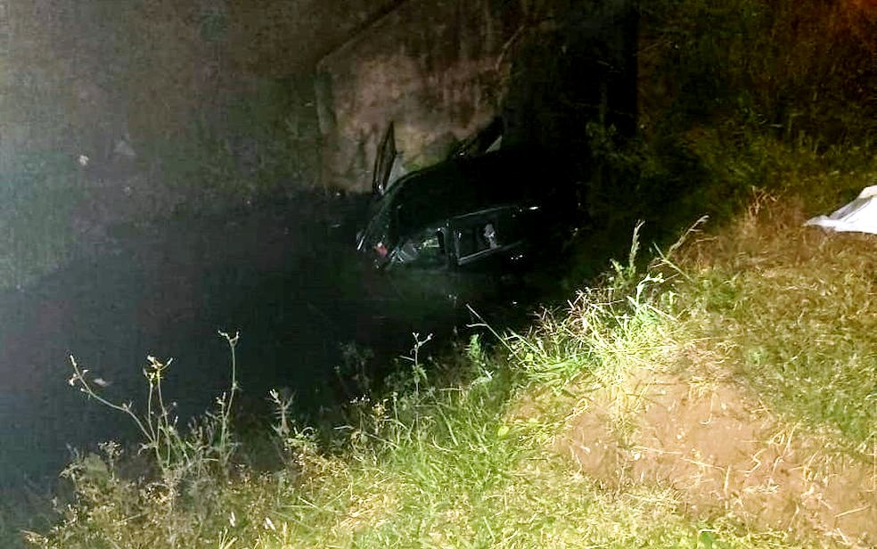 Motorista embriagada derruba carro em riacho e dois morrem, em Curitiba