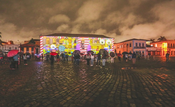 Natal de Paranaguá projeta espetáculo nas paredes do Museu de Arqueologia