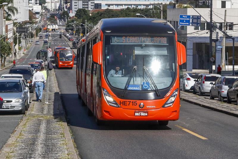 Após passageiros denunciarem lotação, prefeitura reforça ônibus em Curitiba