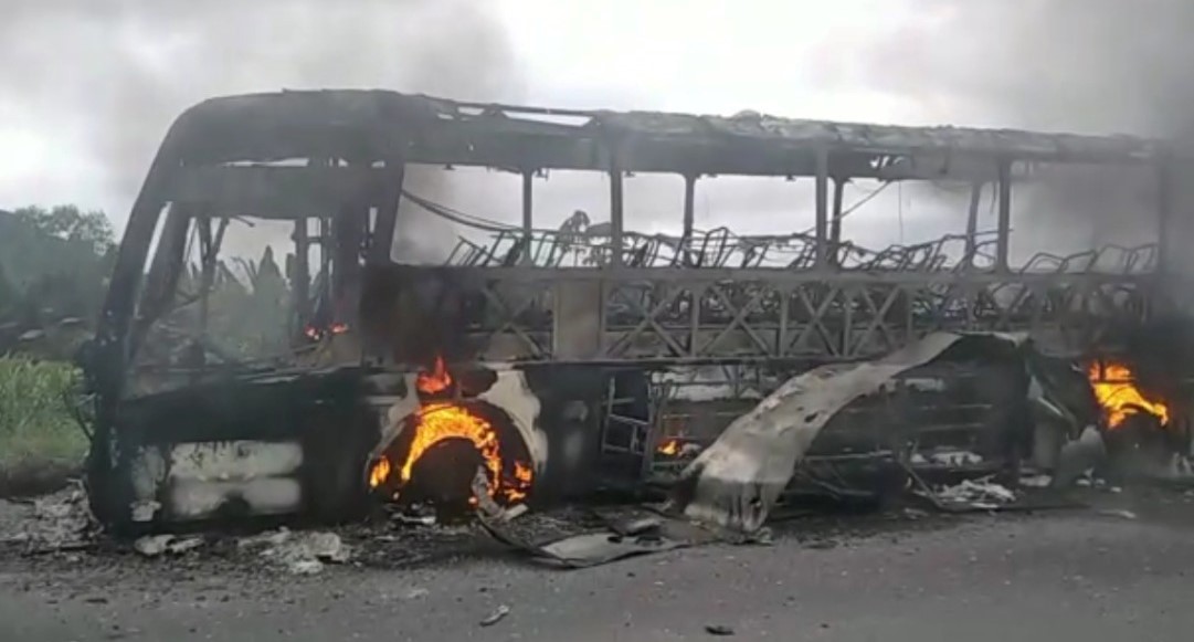 Ônibus com 28 passageiros pega fogo na BR-277, no litoral do Paraná; veja vídeos