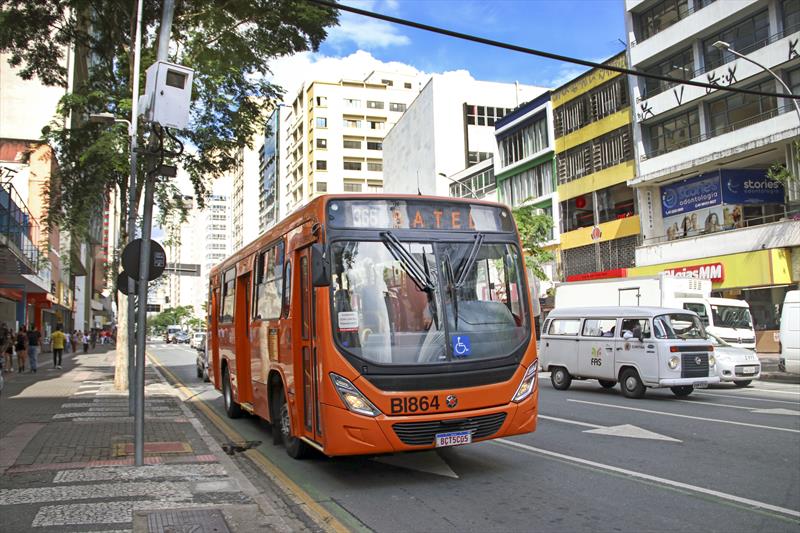 Radares eletrônicos vão fiscalizar faixas exclusivas para ônibus em Curitiba