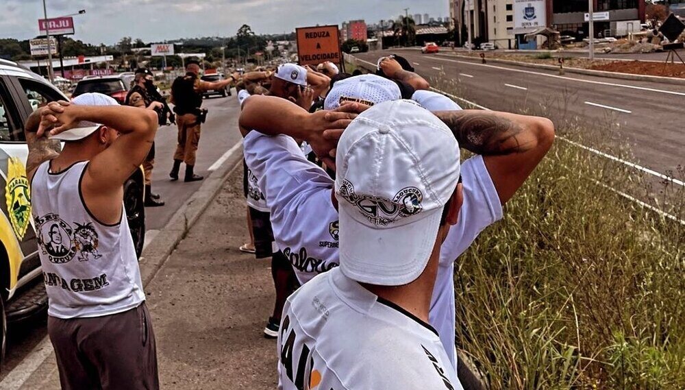 Torcida do Atlético-MG chega em Curitiba com tiros e abordagem