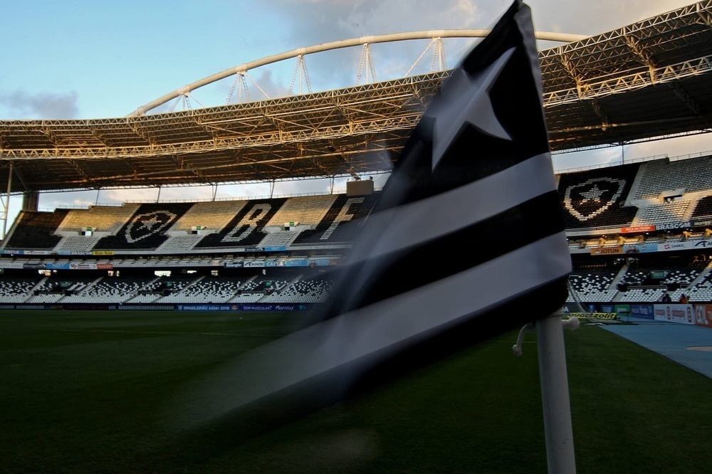 Botafogo faz acordo com sócio do Crystal Palace para a venda do clube