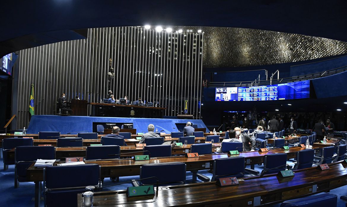 Bolsonaro sanciona projeto que adia para 2023 regras de divisão da verba do Fundeb