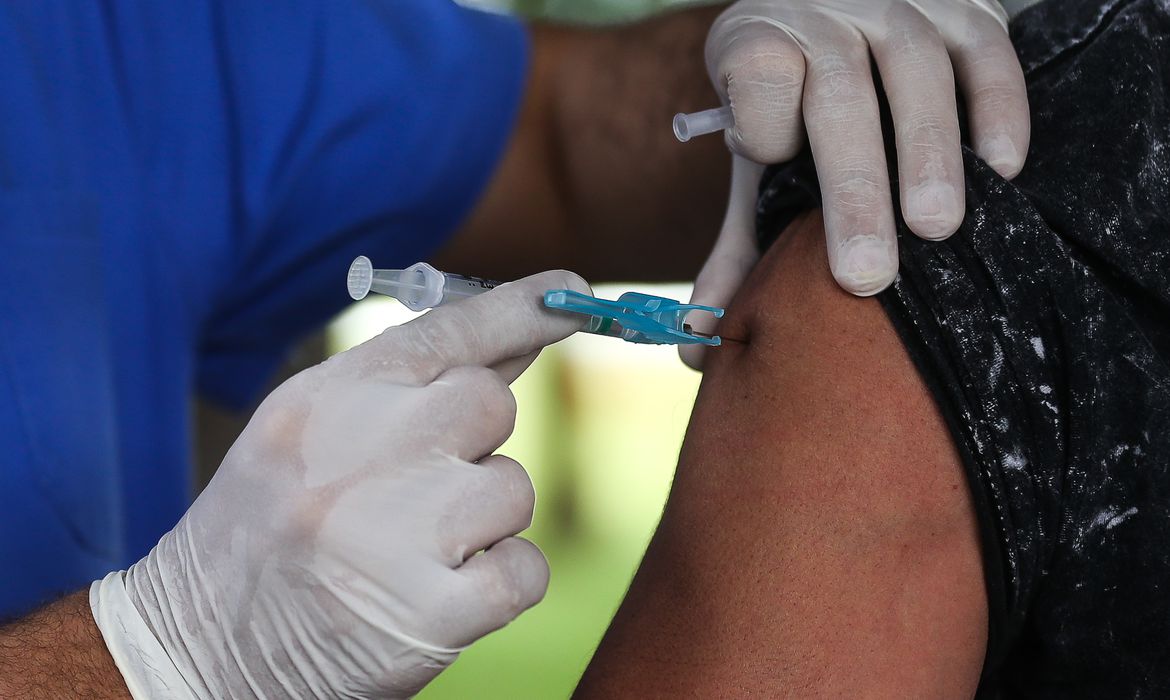 Governo diz que vacinação de crianças contra Covid deve começar em janeiro