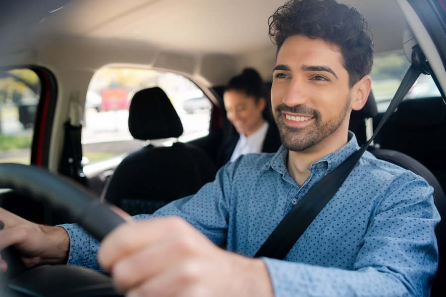 Pesquisa mostra que 51% dos motoristas cadastrados na plataforma Uber têm ensino superior