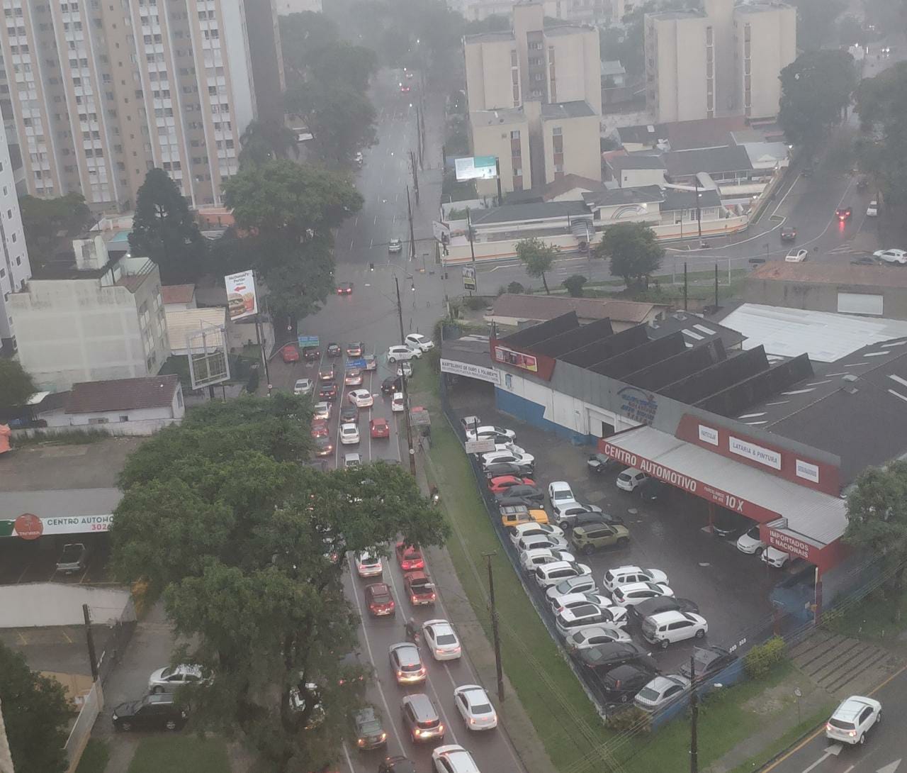 Chuvas causaram transtornos em todas as regiões de Curitiba, como no bairro Portão (Foto: Pedro Melo/Paraná Portal)