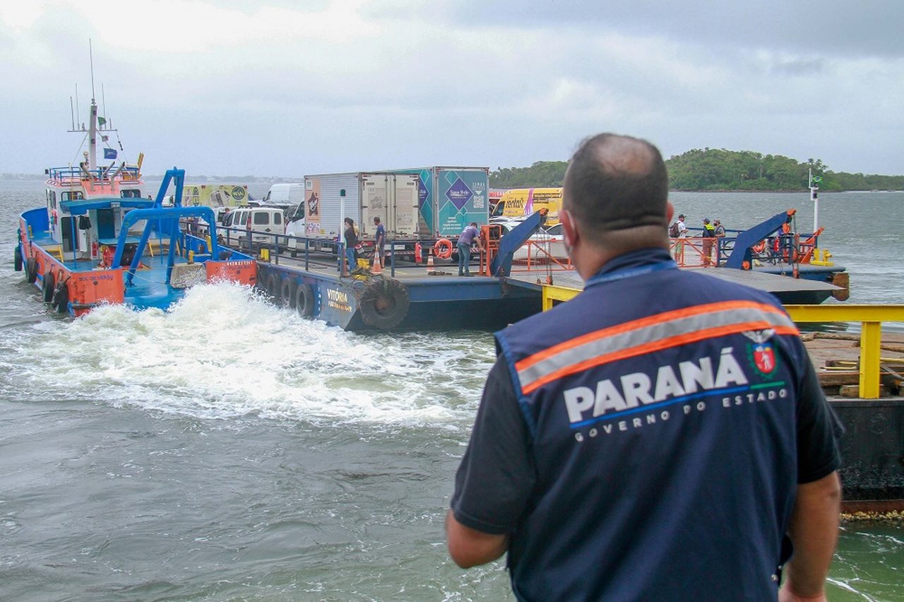 Motoristas enfrentam longas filas no ferry-boat entre Guaratuba e Matinhos