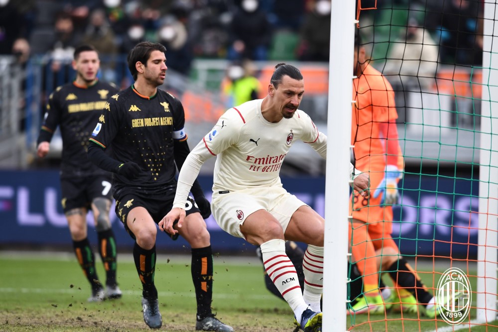 Milan vence Venezia e assume liderança da Serie A