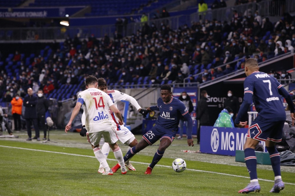 PSG e Lyon empatam em jogo marcado por desfalques na Ligue 1