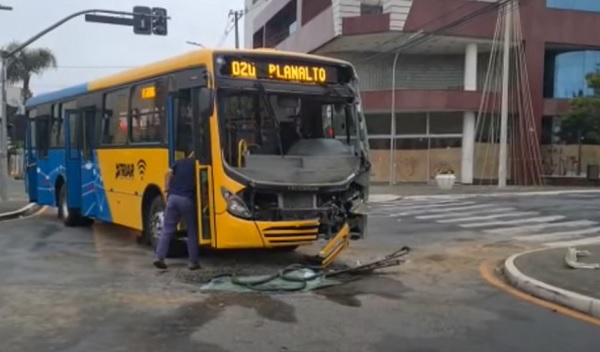 Acidente envolvendo ônibus do transporte coletivo deixa 15 pessoas feridas, em Araucária